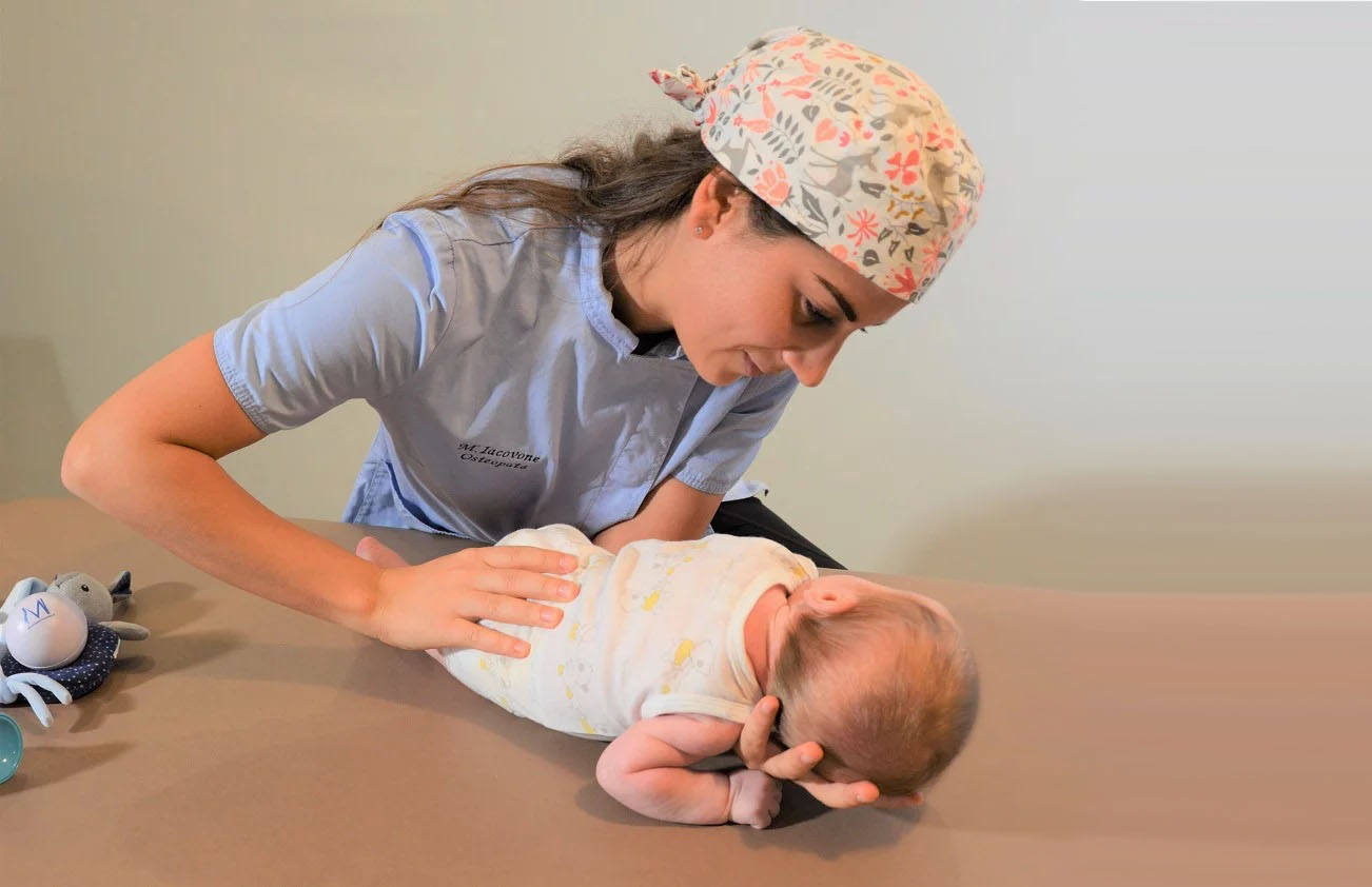 Osteopata pediatrico con bambino